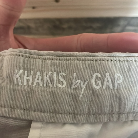 GAP size 8 Khaki Color Mid-rise Boyfriend Roll-up 8” Inseam Shorts with Pockets - Picture 9 of 10